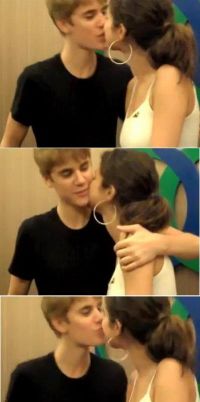 Justin Bieber si Selena Gomez s-au sarutat la conferinta de presa! VIDEO