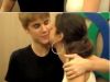 Justin Bieber si Selena Gomez s-au sarutat la conferinta de presa! VIDEO
