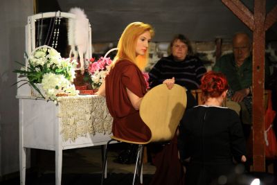 Adela Popescu a trecut prin emotiile primului spectacol de teatru - FOTO