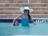 Katie Holmes si Suri Cruise se distreaza de minune la plaja – FOTO 