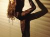 Miley Cyrus isi arata flexibilitatea imbracata intr-un body de dantela super hot!