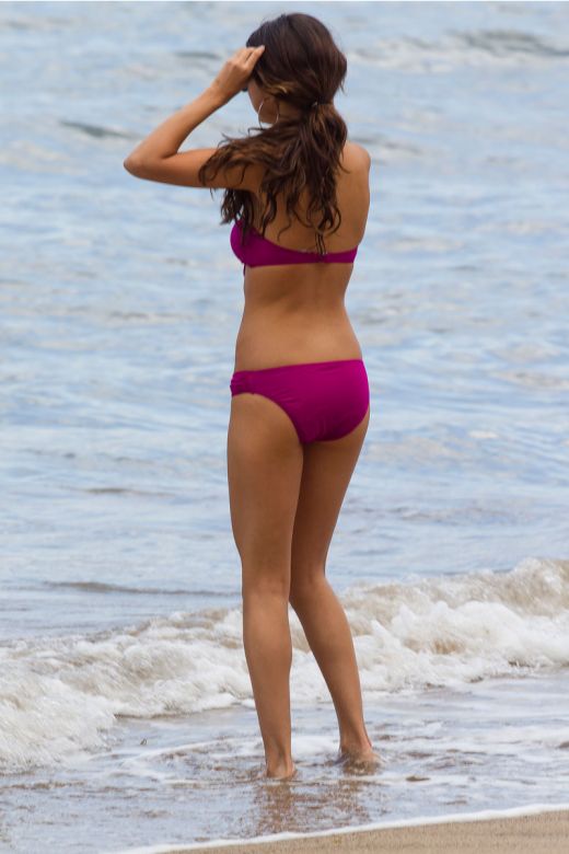 Selena Gomez in costum de baie Iti place cum arata