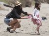 Suri Cruise si Katie Holmes nu au renuntat la tocuri nici la plaja – GALERIE FOTO