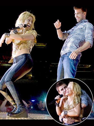 Pique danseaza ca Shakira - VIDEO