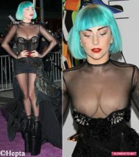 FASHION DISASTER: Lady Gaga - cu sanii la vedere, din cauza corsetului prea stramt