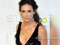 Decolteul lui Demi Moore, in cadere libera. Blestemul operatiilor estetice o ajunge din urma