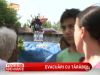 Zeci de oameni dorm in strada dupa ce au fost evacuati din casele in care au locuit o viata intreaga - VIDEO