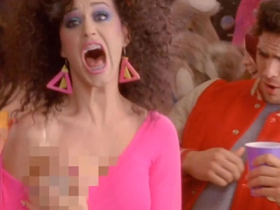 Oops, Katy Perry cu sanul la vedere in 'Last Friday Night'! VIDEO PREVIEW 
