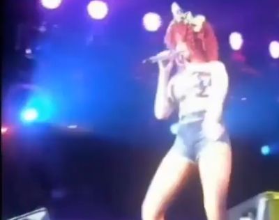 Oops, Rihanna in genunchi pe scena dupa o cazatura amuzanta! VIDEO