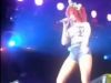 Oops, Rihanna in genunchi pe scena dupa o cazatura amuzanta! VIDEO