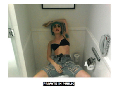 Lady GaGa, indecenta prin toaletele publice