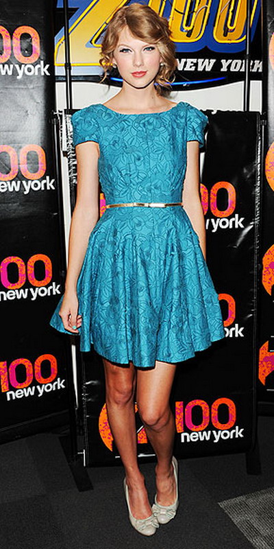 Taylor Swift - retro sweet! Iti place cum ii sta in rochia albastra?