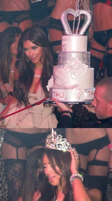 Kim Kardashian s-a dezlantuit la petrecerea burlacitelor - GALERIE FOTO