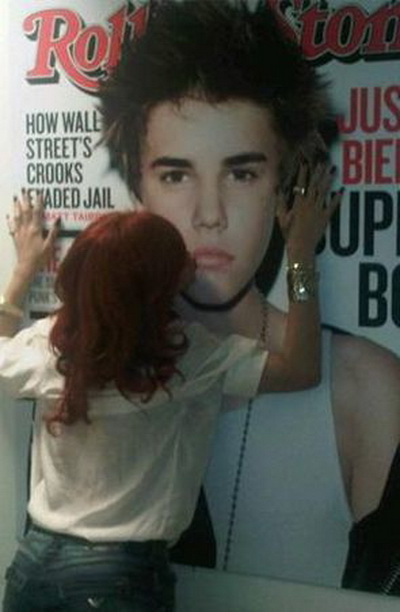Rihanna saruta un poster gigant cu Justin Bieber - Ce parere ai despre gestul artistei?
