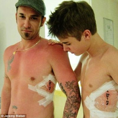 Justin Bieber si tatal sau au tatuaje identice