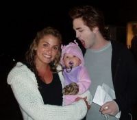 Cum a ajuns Robert Pattinson sa muste un bebelus de trei luni? VIDEO