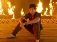 Enrique Iglesias e in flacari! Vezi in premiera noul clip "Ayer"!