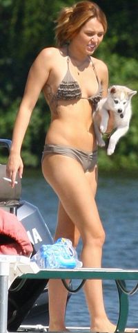 Miley Cyrus s-a apucat de fumat, in ciuda faptului ca a declarat ca nicidata nu va face asa ceva – GALERIE FOTO 