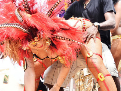 Pozitii indecente la carnavalul din Barbados. Rihanna, asa cum nu a mai fost vazuta. GALERIE FOTO