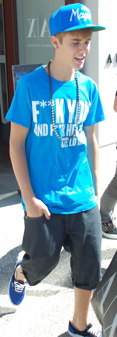 Justin Bieber, cu un tricou cu mesaj obscen