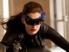 Prima poza cu frumoasa Anne Hathaway in rolul lui Catwoman. Arata mai bine ca Halle Berry?