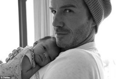 Victoria Beckham a postat pe Twitter o fotografie recenta cu David si Harper - Cu cine crezi ca seamana micuta?