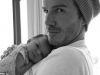Victoria Beckham a postat pe Twitter o fotografie recenta cu David si Harper - Cu cine crezi ca seamana micuta?