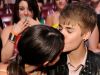 Selena Gomez si Justin Bieber au pus capat zvonurilor ca s-ar fi despartit - S-au sarutat la „Teen Choice Awards 2011”