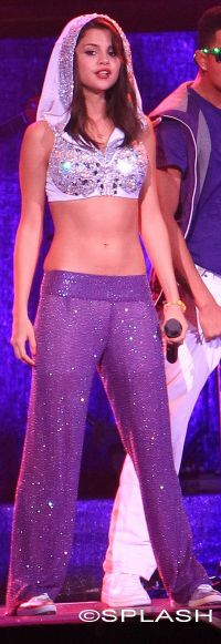 Selena Gomez, cu un abdomen de zile mari – Afla ce poti sa faci sa arati si tu la fel!