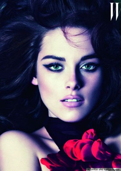 Kristen Stewart isi socheaza fanii cu o sedinta foto in care o imita pe Catherine Deneuve