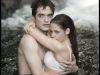 Imagini noi din Twilight: Robert Pattinson pe jumatate gol si Kristen Stewart in sutien