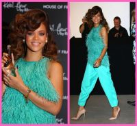 	Rihanna - dezastrul vestimentar al verii la lansarea primului ei parfum!
