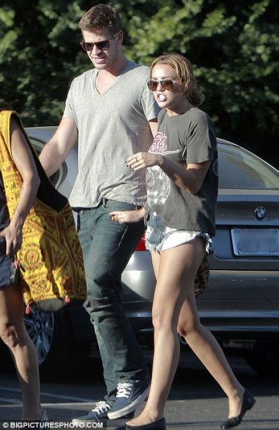 Miley Cyrus este din nou in bratele australianului Liam Hemsworth