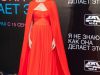 Sarah Jessica Parker isi ascunde bratele exagerat de slabe intr-o rochie inspirata de Scufita Rosie. Ce actrite celebre au maini urate