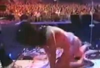 Top 5 cele mai amuzante si mai spectaculoase cazaturi ale artistilor pe scena