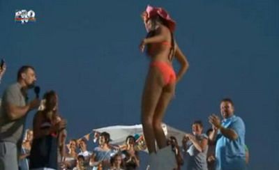Sanziana Buruiana a facut striptease pe masa! Vezi ce a iesit :) VIDEO