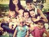 Fotografie de familie: Justin Bieber si Selena Gomez, alaturi de sase bebelusi