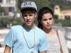 Justin Bieber si Selena Gomez s-au sarutat si s-au imbratisat in timpul unei plimbari romantice pe plaja - FOTO