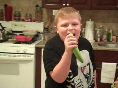 ARE TALENT, nu gluma! Un baietel care canta la banana face senzatie pe internet! VIDEO 