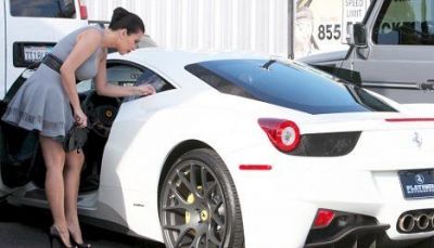 300.000 de euro pentru un vis indeplinit: Kim isi asorteaza pantofii cu un Ferrari 458 Italia!