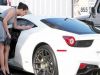 300.000 de euro pentru un vis indeplinit: Kim isi asorteaza pantofii cu un Ferrari 458 Italia!