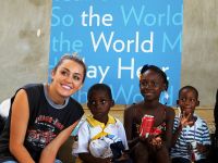Miley Cyrus impicata activ in ajutarea copiilor din Haiti - VIDEO