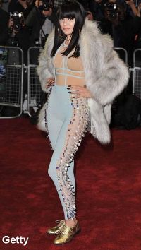 Iti place cum s-a imbracat Jessie J la premiera filmului "Demons Never Die"?