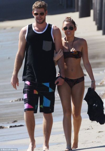 Miley Cyrus, la plaja impreuna cu iubitul ei, Liam Hemsworth – FOTO