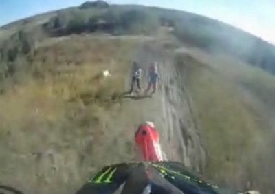 <span style="color:#f00;">Imagini HORROR</span> in motocross! Sare peste un deal si loveste o femeie cu roata! <span style="color:#f00;">VIDEO</span>