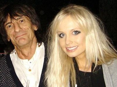 Irinel al muzicii! Chitaristul Rolling Stones si-a tras inca o iubita de 3 ori mai tanara ca el
