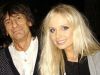 Irinel al muzicii! Chitaristul Rolling Stones si-a tras inca o iubita de 3 ori mai tanara ca el