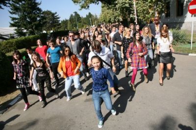 Tinerii din "La La Band" dau startul distractiei cu flashmob-ul din "Pariu cu viata"