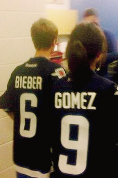 Justin Bieber  si Selena Gomez, cu ticouri cu mesaje sexuale la un meci de hockey  - FOTO