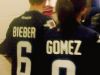 Justin Bieber  si Selena Gomez, cu ticouri cu mesaje sexuale la un meci de hockey  - FOTO
